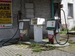 Opuszczona stacja benzynowa. Przyszłością mogą być punkty ładowania akumulatorów samochodów elektrycznych. 