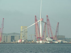 Olbrzymia prototypowa turbina wiatrowa ulokowana w morzu. Okolice Balnapaling, Wielka Brytania